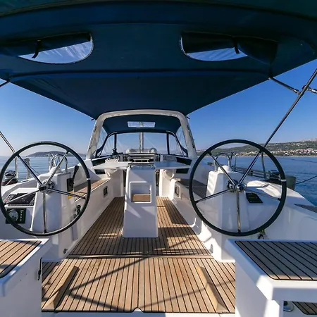 بوتيل Beneteau Oceanis 38.1.- Anima Maris Iii Sailing Boat *